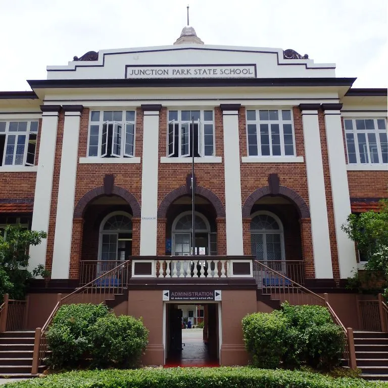 041. front entrance, depression era brick school building from sw (2015)